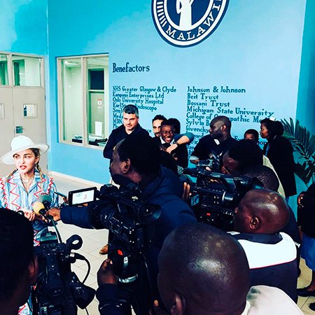 Мадонна в больнице в Малави