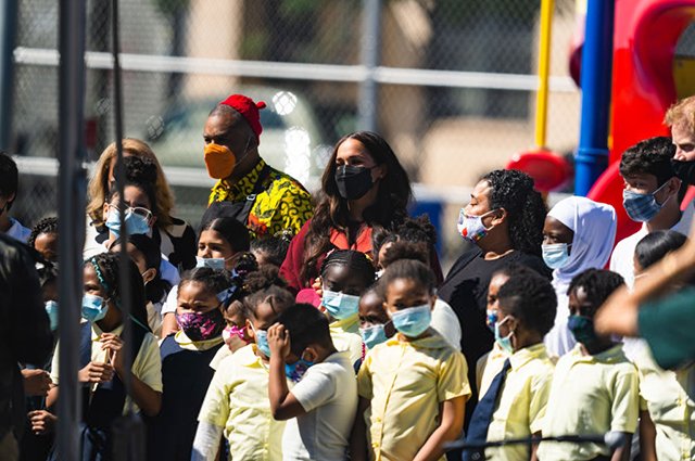 Меган Маркл с учащимися школы в Гарлеме