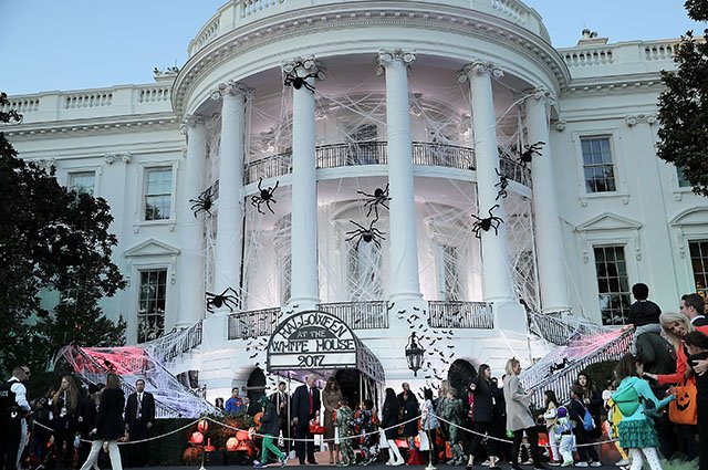 Дональд и Мелания Трамп отмечают Хеллоуин в Белом доме