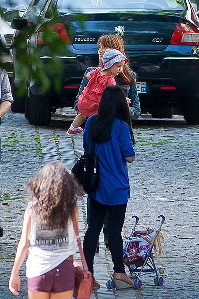 Карла Бруни с дочкой Джулией гуляют по Парижу 