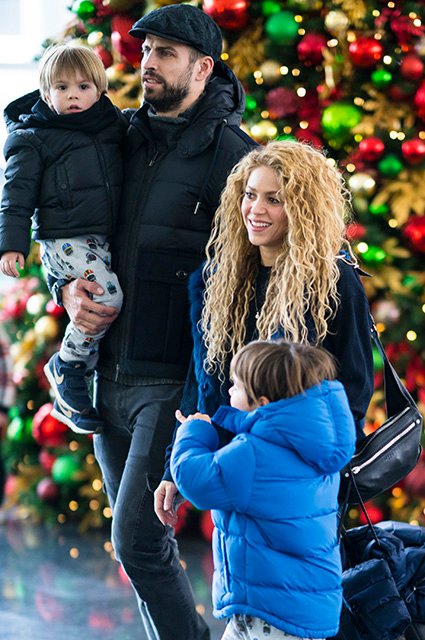 Жерар Пике и Шакира с детьми