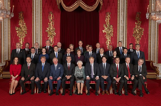 Королева Елизавета II с участниками саммита НАТО
