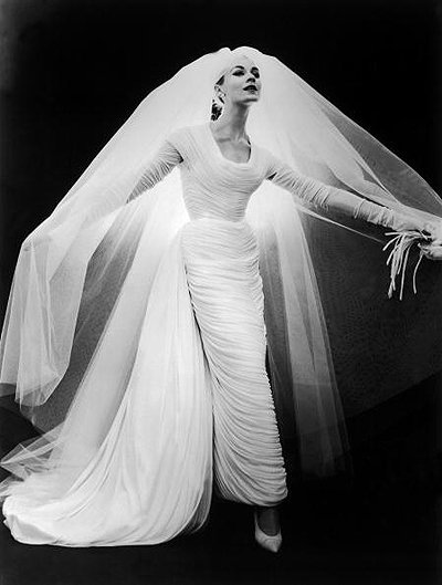 Модель в свадебном платье авторства Нины Риччи, фото 1957 года