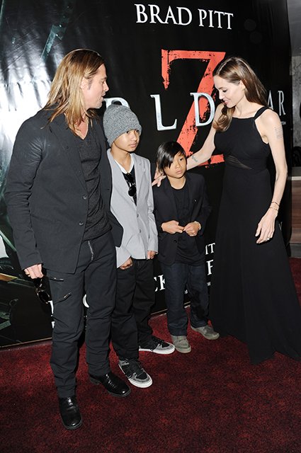 Брэд Питт и Анджелина Джоли с сыновьями Мэддоксом и Паксом