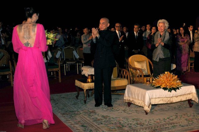 Анджелина Джоли на премьере своего фильма в Камбодже