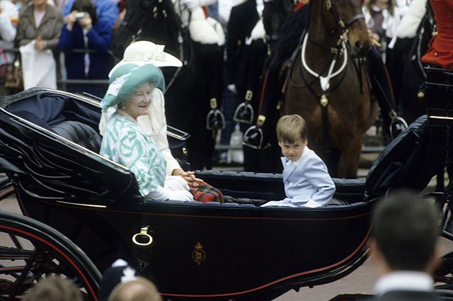 Королева Елизавета, принцесса Диана и принц Уильям