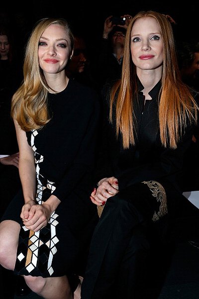 Аманда Сэйфрид и Джессика Честейн на шоу Givenchy FW 2013