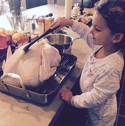 Лили Олдридж на кухне помогает дочь 