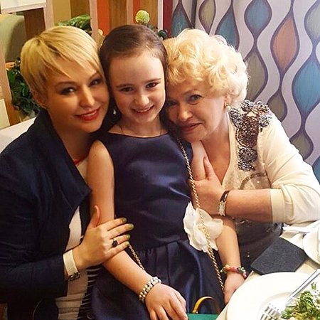 Катя Лель с дочерью и Людмила Нарусова