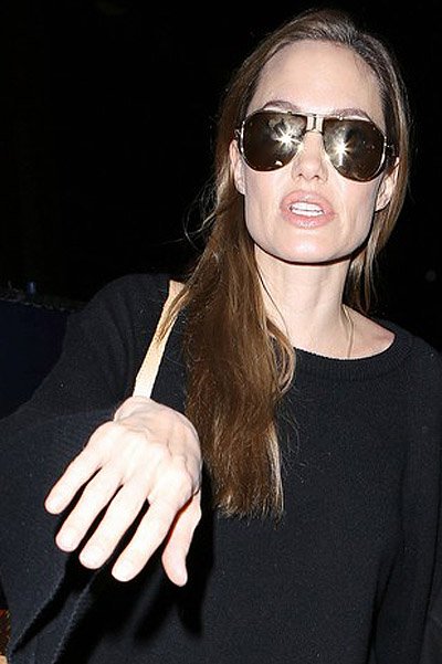 Анджелина Джоли с сыном Мэддоксом прилетела в Лос-Анджелес