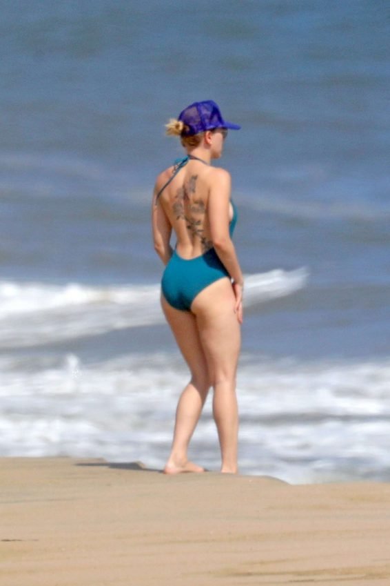 Scarlett Johansson 2019 : Scarlett Johansson â Bikini candids at a beach in NY -03