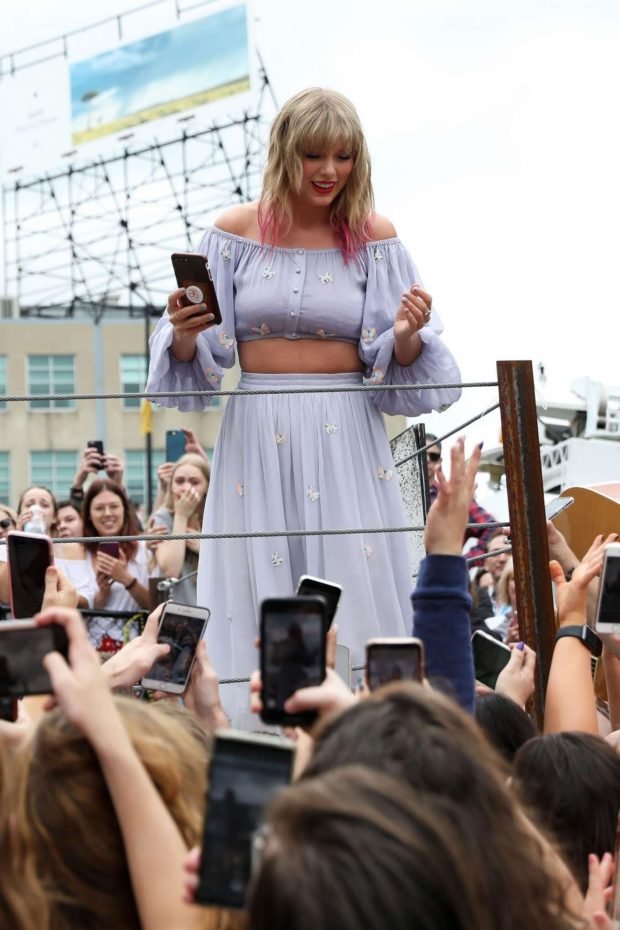 Taylor Swift at the new Kelsey Montague 'What Lifts You Up' Mural in Nashville
