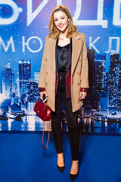 Юлианна Караулова (пальто I AM Studio, пиджак Tommy Hilfiger, топ и джинсы H&M)