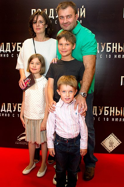Михаил Пореченков с женой Ольгой и детьми