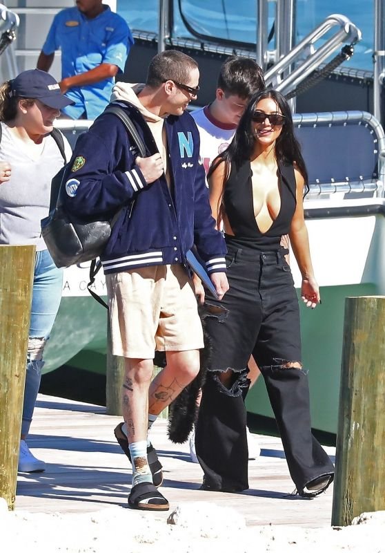 Kim Kardashian and New Boyfriend Pete Davidson - Bahamas 01/05/2022