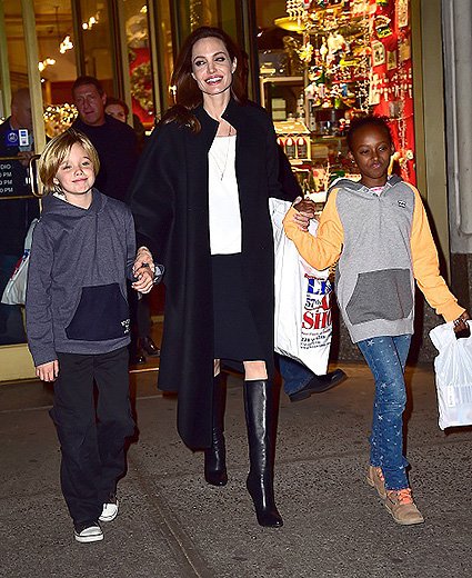Анджелина Джоли с дочерьми Шайло и Захарой, 2014 год