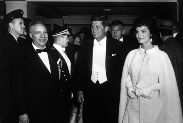 Джон Ф. Кеннеди с супругой Жаклин на балу, 20 января 1961 года