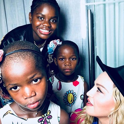 Мадонна с дочерьми Чифундо, Стеллой и Эстер