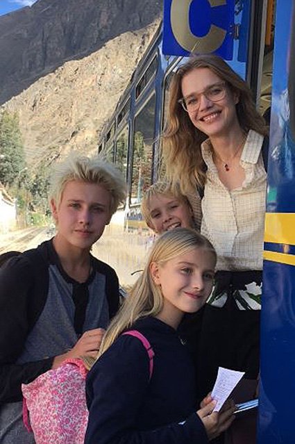 Наталья Водянова с детьми - сыновьями Лукасом и Виктором, а также дочкой Невой