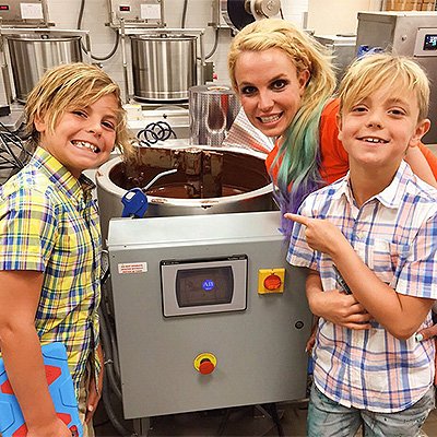 Бритни с Престоном и Джейденом на шоколадной фабрике
