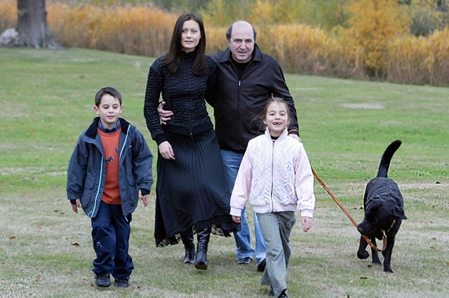 Борис Березовский с Еленой Горбуновой и детьми, 2003 год