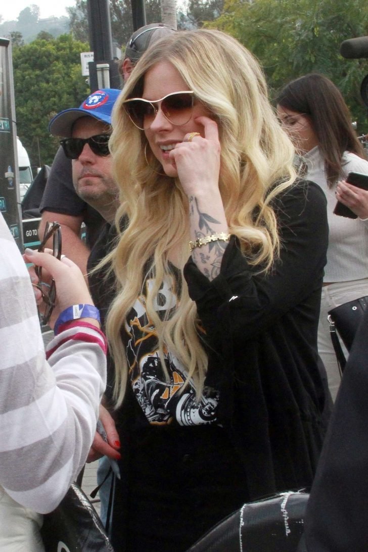 Avril Lavigne on Extra in Universal City -04
