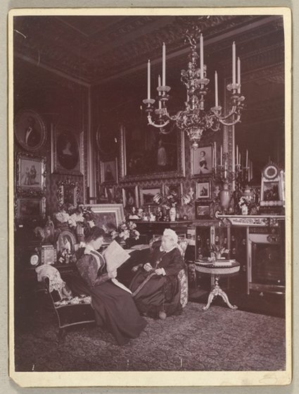 Портрет принцессы Беатрис и королевы Виктории в гостиной Виндзорского замка, 1895 год