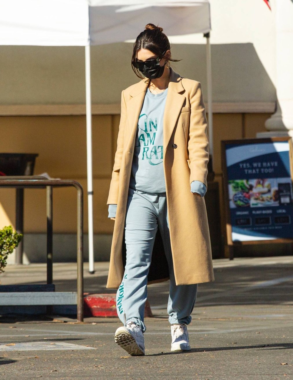 Emily Ratajkowski - Wearing a winter coat at Gelson's market in Los Angeles