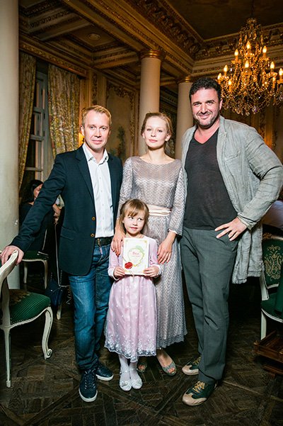 Евгений Миронов, Юлия Пересильд с дочкой и Максим Виторган