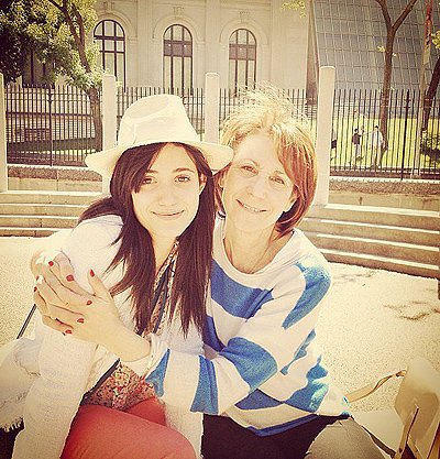 Эмми Россум провела День матери с мамой в парке