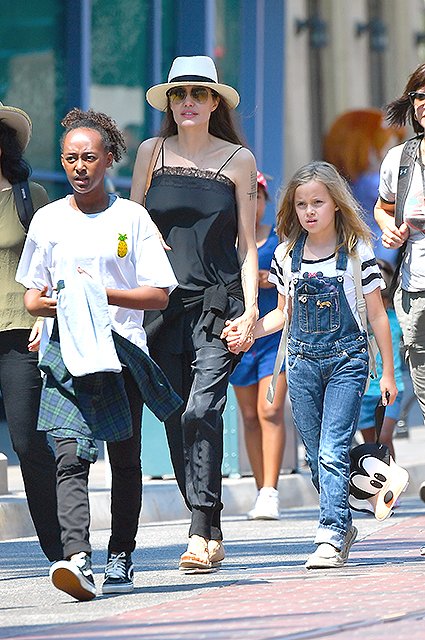 Анджелина Джоли с дочками Захарой и Вивьен