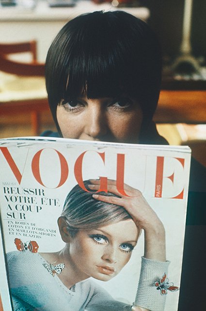 Мэри Куант с журналом Vogue с Твигги на обложке