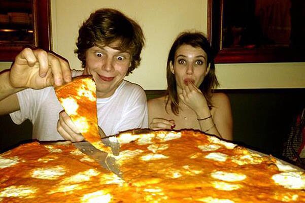 Эмма Робертс и ее бойфренд слегка обалдели от размера пиццы