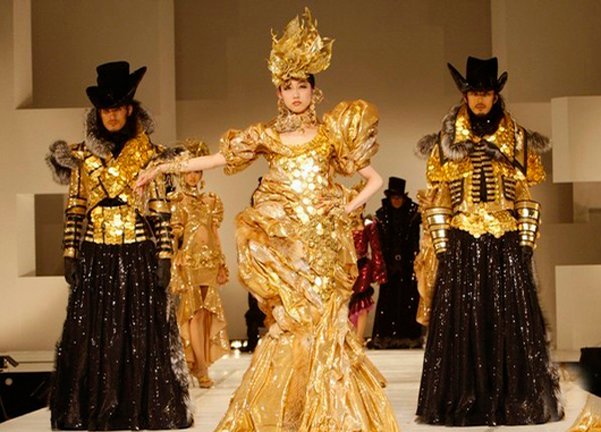 Платье из золотых монет ювелира Гинза Танака