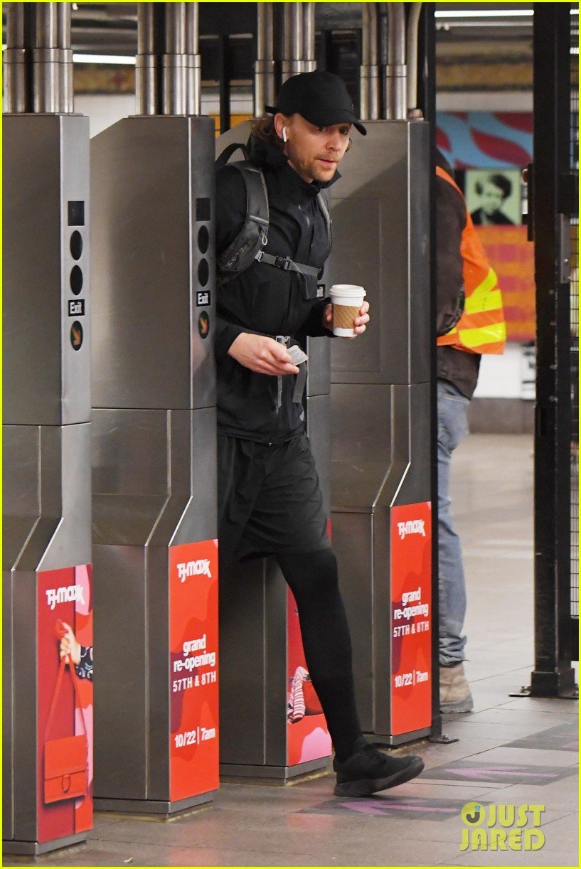 tom hiddleston keeps low profile taking the subway in nyc 014388998