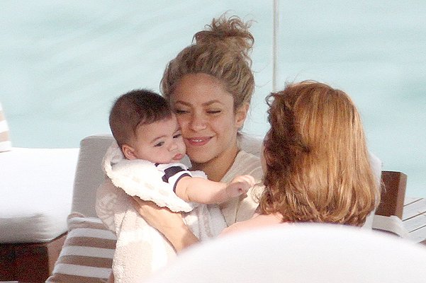 Шакира с сыном Миланом в Бразилии
