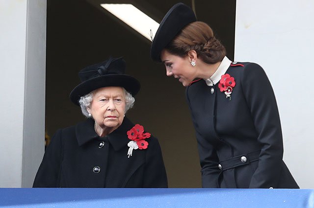 Королева Елизавета II и Кейт Миддлтон