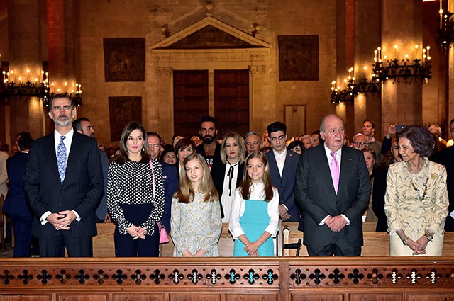 Испанская королевская семья на пасхальной службе