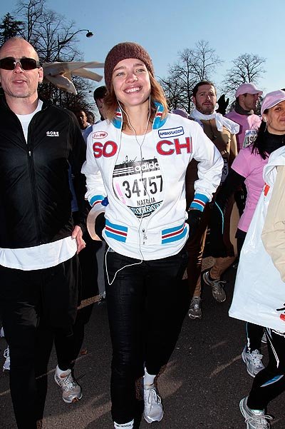 Наталья Водянова бежит марафон