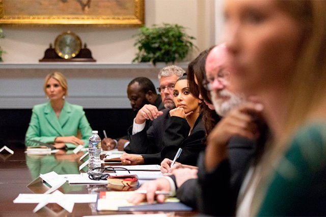 Иванка Трамп и Ким Кардашьян с другими участниками встречи в Белом доме
