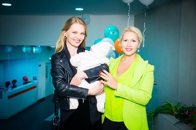 Елена Кулецкая с дочерью Никой и Екатерина Одинцова