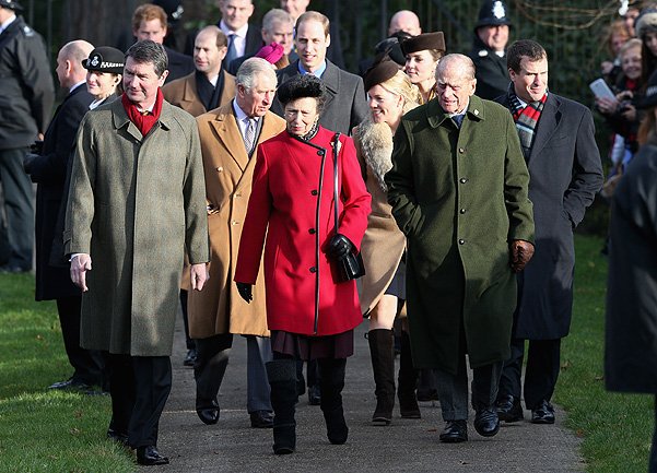 Тимоти Лоуренс, принц Чарльз, принцесса Анна, Отем Филлипс и принц Филипп. На заднем плане принц Уилльям и герцогиня Кэтрин