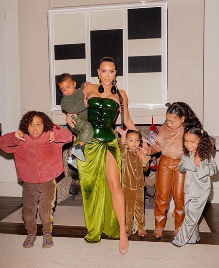 Ким Кардашьян с детьми и племянницей