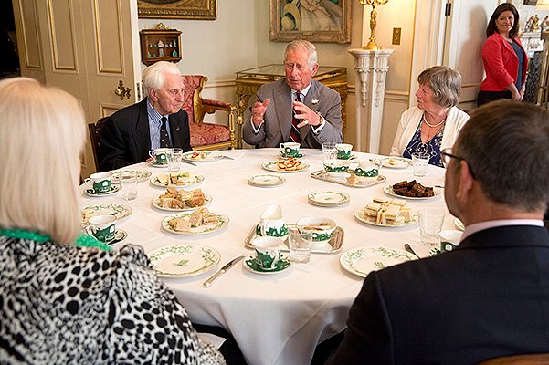 Принц Чарльз на чаепитие в Кларенс-хаус с летчиками, участвовавшими во Второй мировой войне