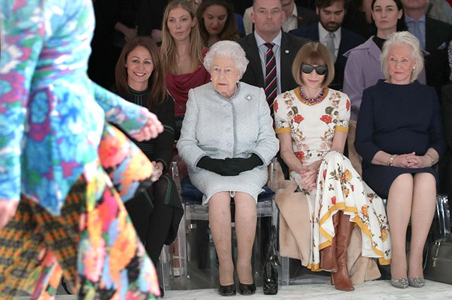 Кэролайн Раш, королева Елизавета II, Анна Винтур и другие гости показа Ричарда Куинна, 2018 год