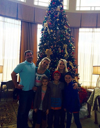Бритни Спирс с семьей уже украсили елку к Рождеству
