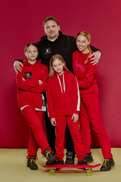 Дмитрий Булыкин с женой Екатериной и детьми Агатой и Виталиной