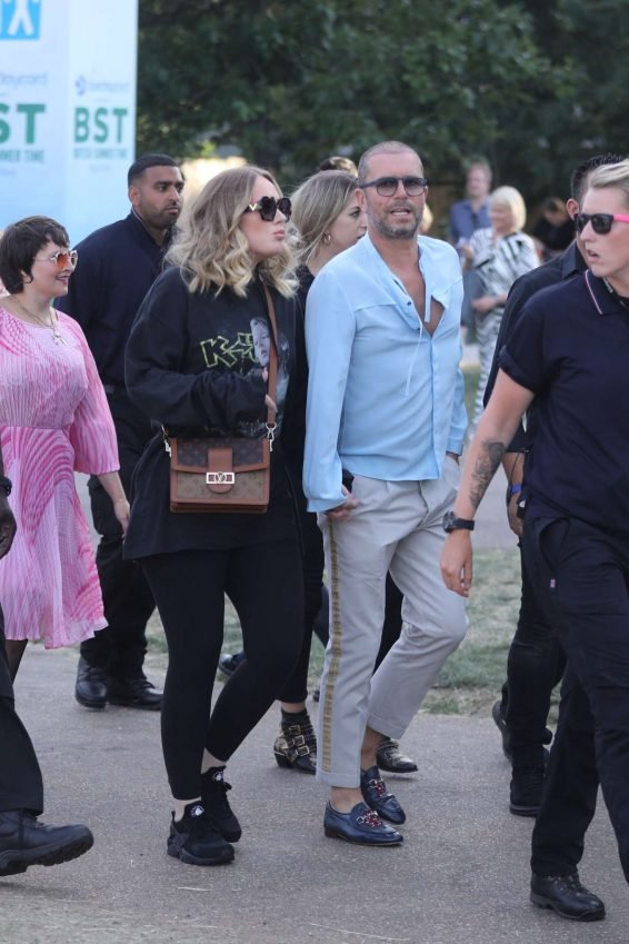 Adele â Holds Hands with a male Friend en Route to watch Celine Dion-09