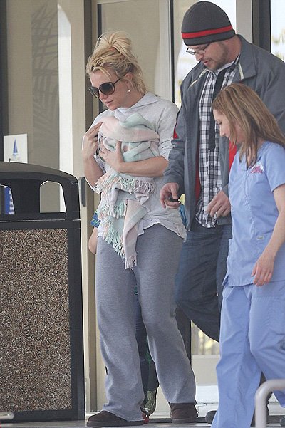 Бритни Спирс с щенком на пороге ветеринарной клиники