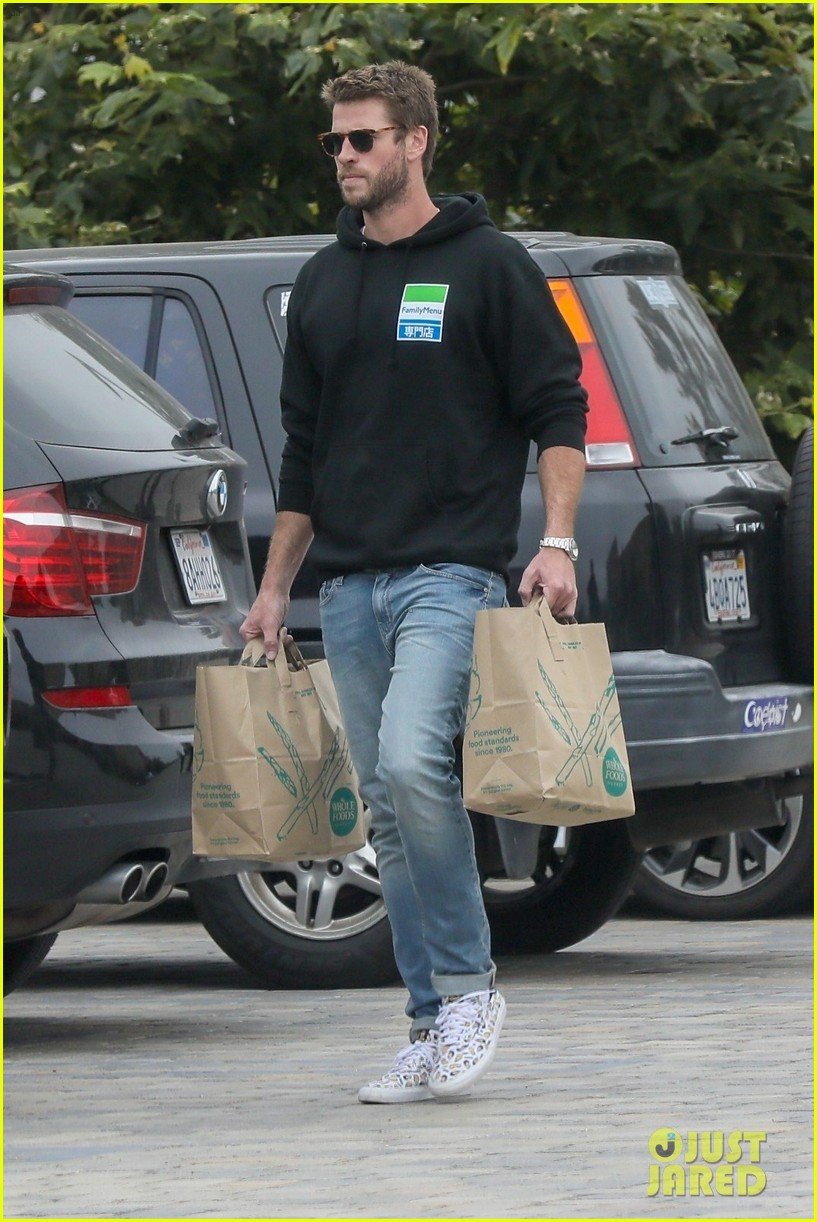 liam hemsworth rocks printed sneakers for lunch with his family 014313803